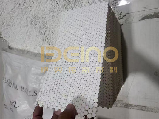 Placas cerâmicas resistentes ao desgaste resolvem os problemas de desgaste de equipamentos de cimento, aço e mineração.